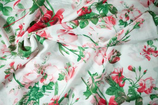 Viskosestoff – Rosenranken in Rot & Grün – Viskosestoff mit Blumenmuster – weich und ideal für sommerliche Kleidung – Stoffstruktur im Nahaufnahme