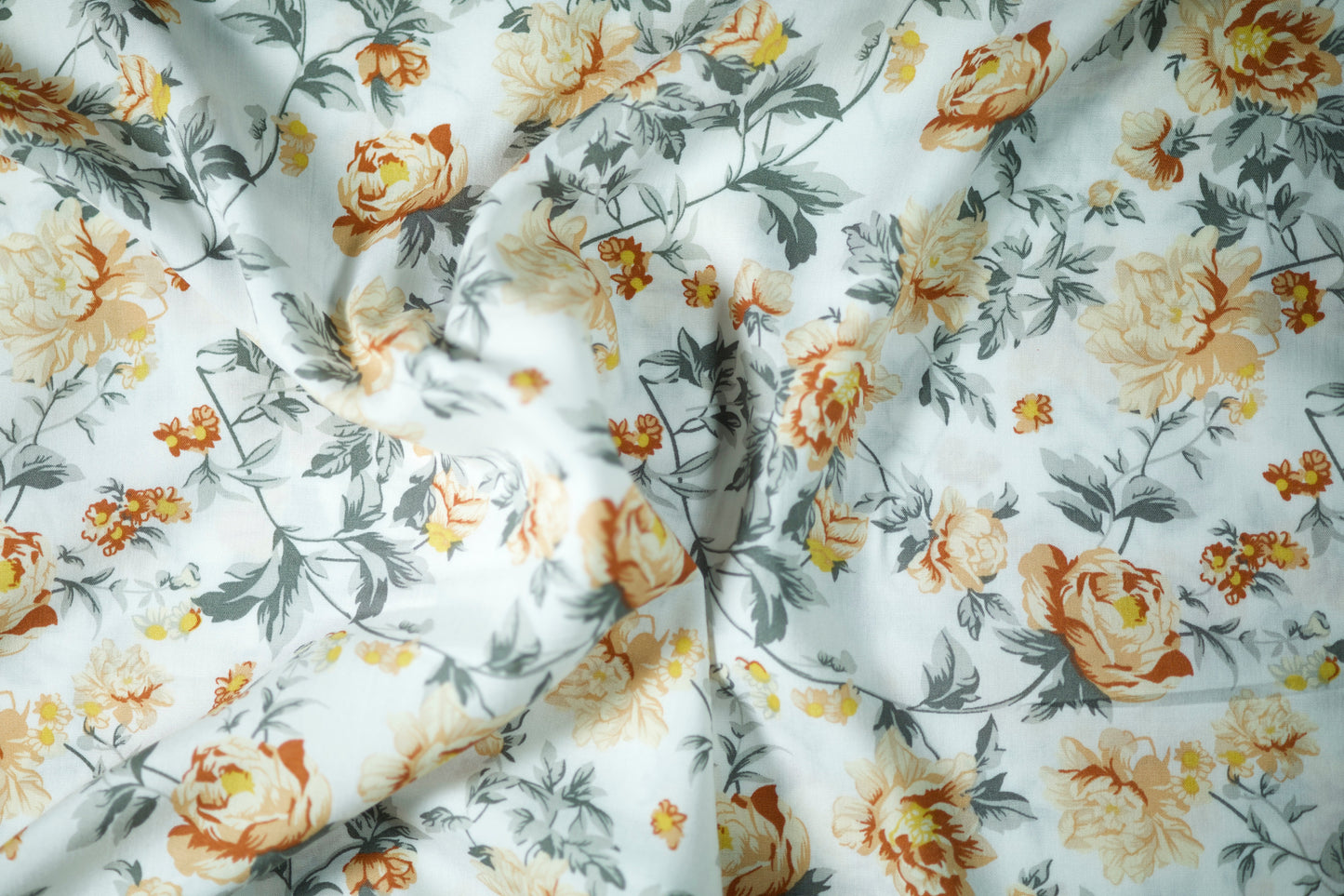 Viskosestoff – Vintage-Rosen in Apricot & Grau – Viskosestoff mit Blumenmuster – weich und ideal für sommerliche Kleidung – Stoffstruktur im Nahaufnahme