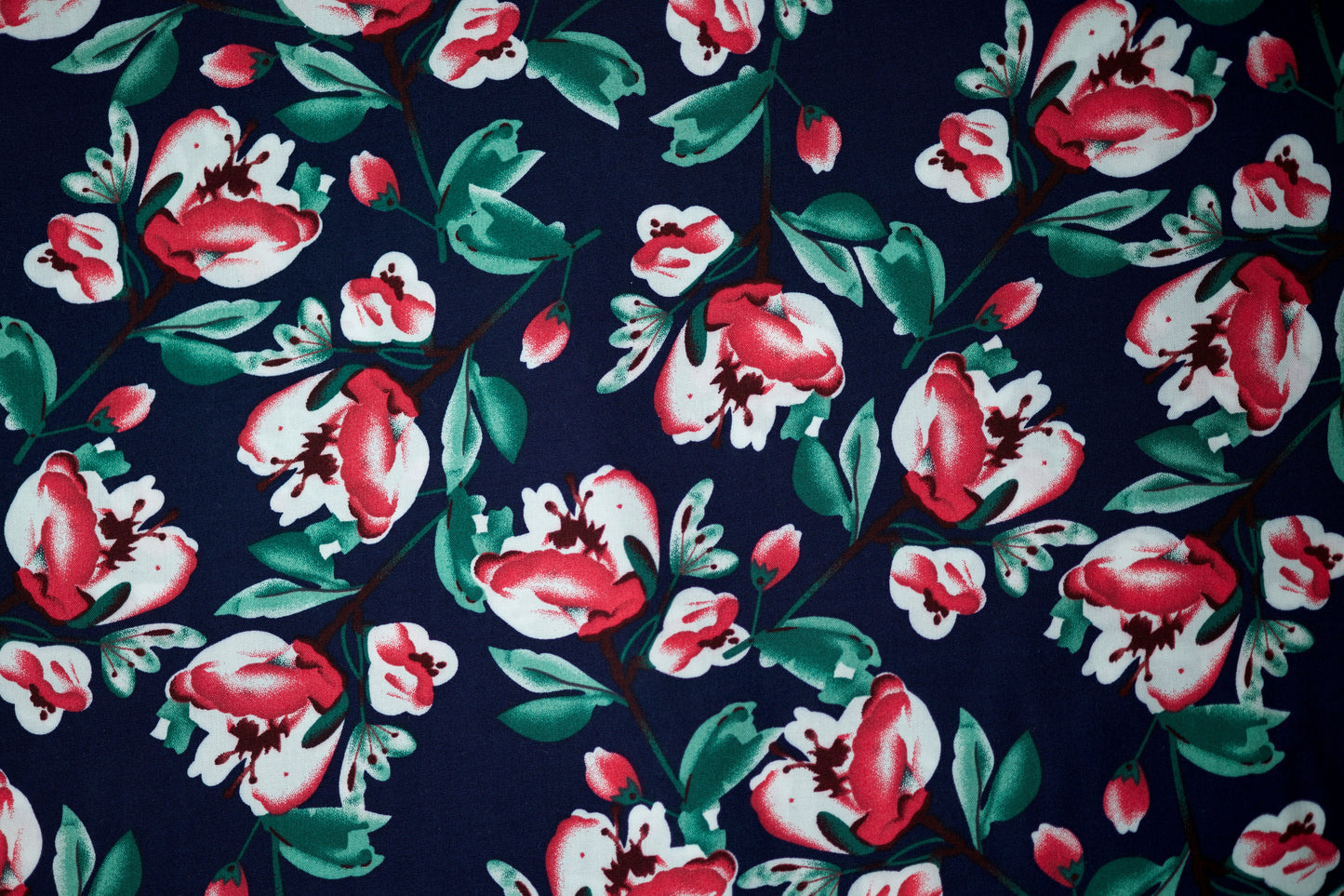 Viskosestoff mit Kirschblüten auf navyblauem Untergrund