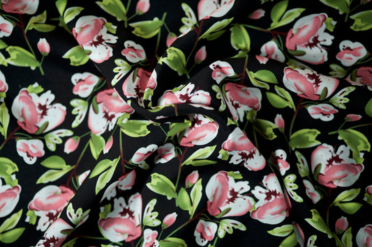 Fließender Stoff für Kleider mit floralen Akzenten