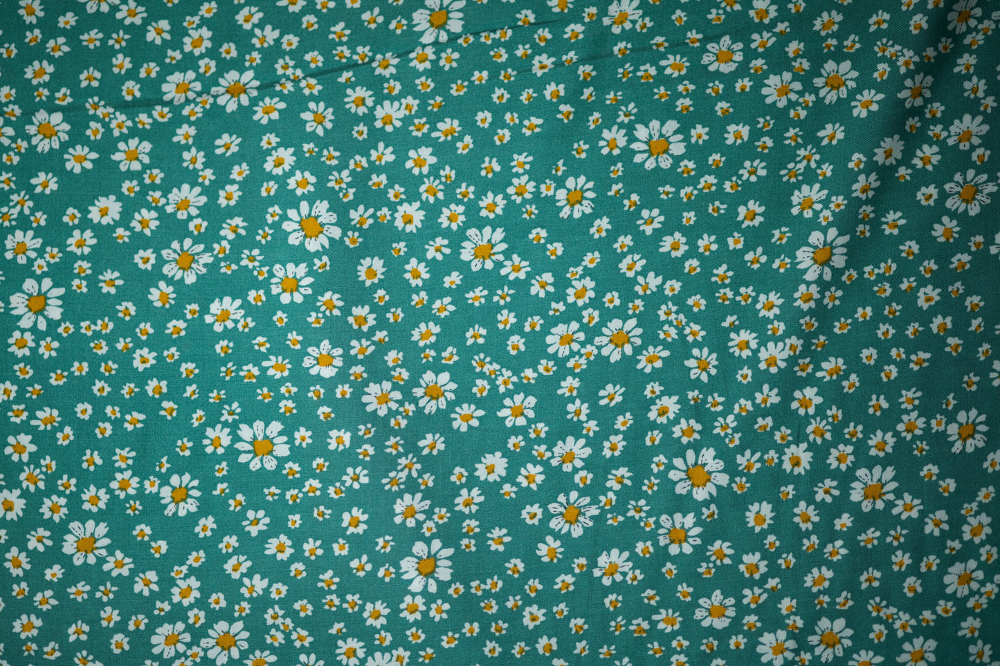 Viskosestoff – Gänseblümchen auf Mintgrün – Viskosestoff mit Blumenmuster, weich und fließend – Ideal für Sommerkleider