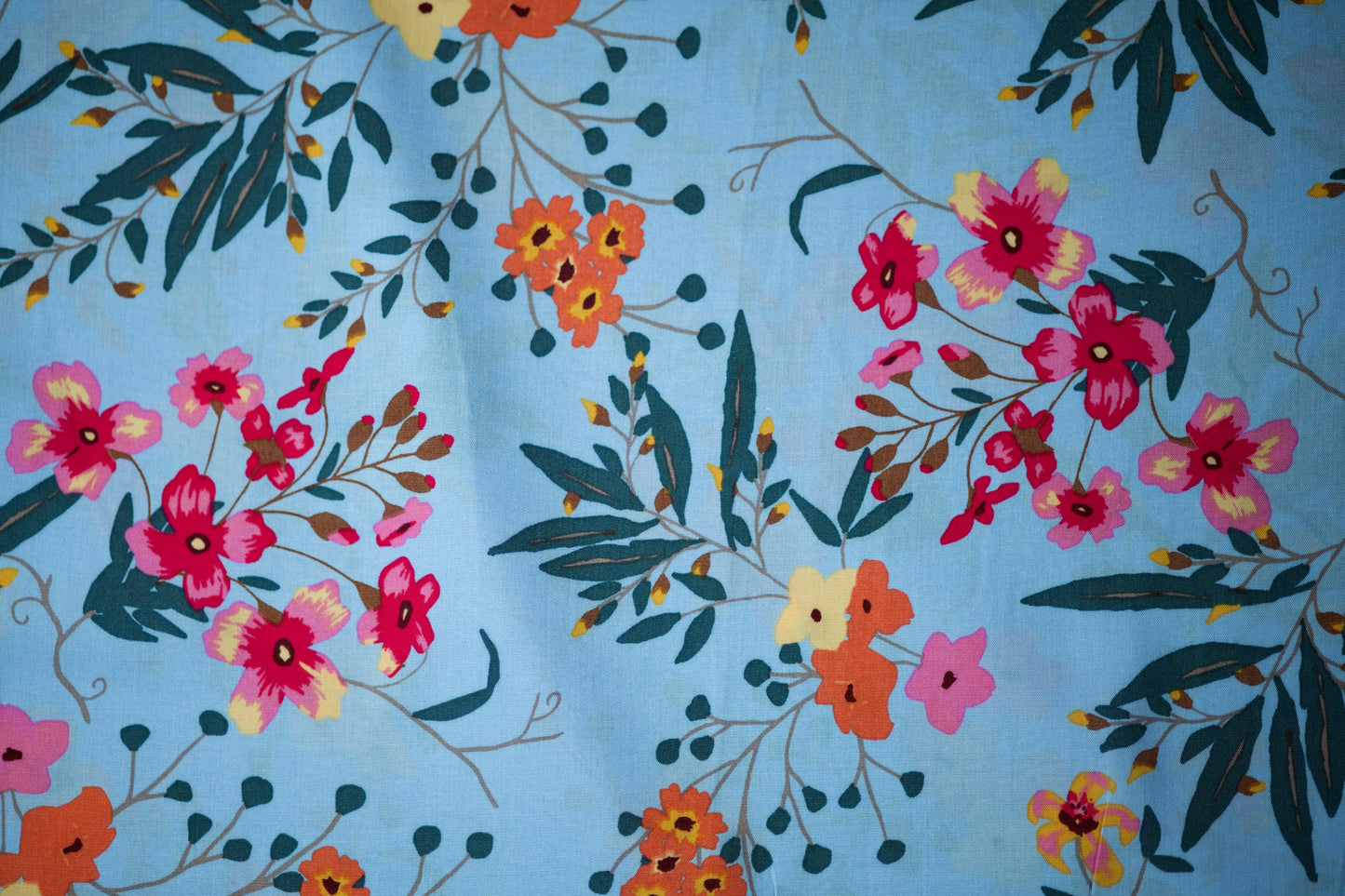 Viskosestoff – Bunte Blüten auf Hellblau – Viskosestoff mit Blumenmuster, weich und fließend – Ideal für Sommerkleider