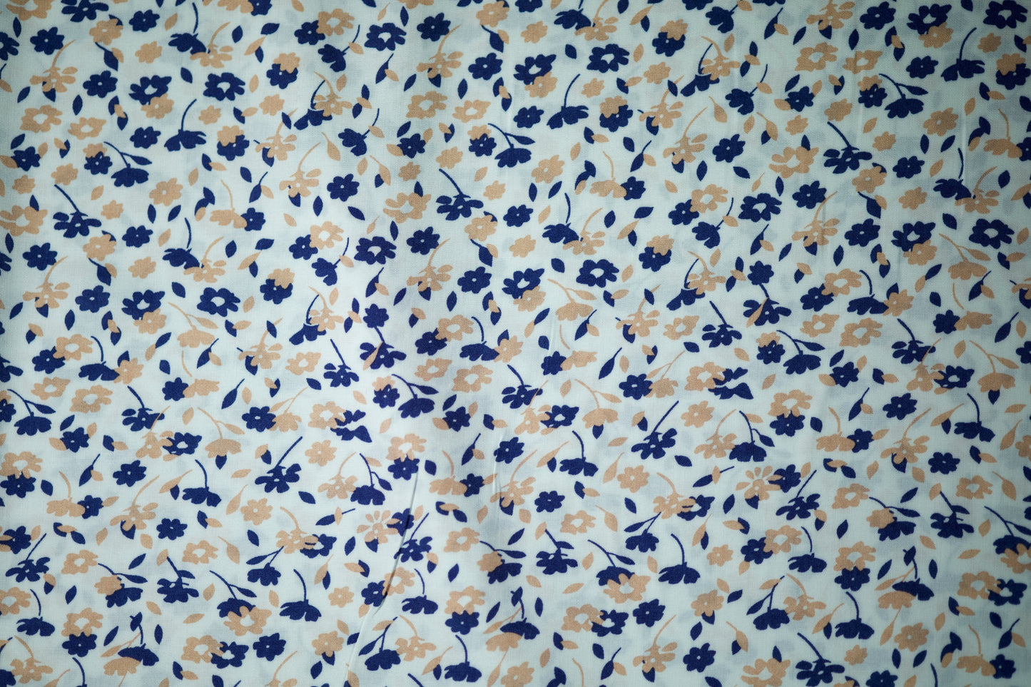 Viskosestoff – Beige & Marineblau Floral – Viskosestoff mit Blumenmuster, weich und fließend – Ideal für Sommerkleider