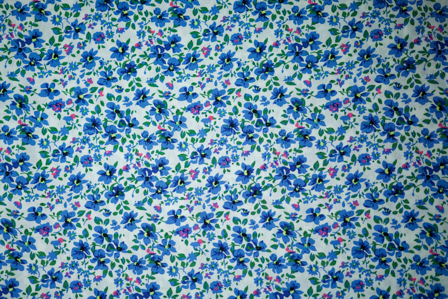 Viskosestoff – Blaue Blüten auf Weiß – Viskosestoff mit Blumenmuster, weich und fließend – Ideal für Sommerkleider