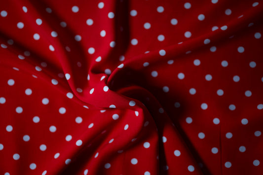 Leichter Viskosestoff mit Punkte in Rot – ideal für Sommerkleider
