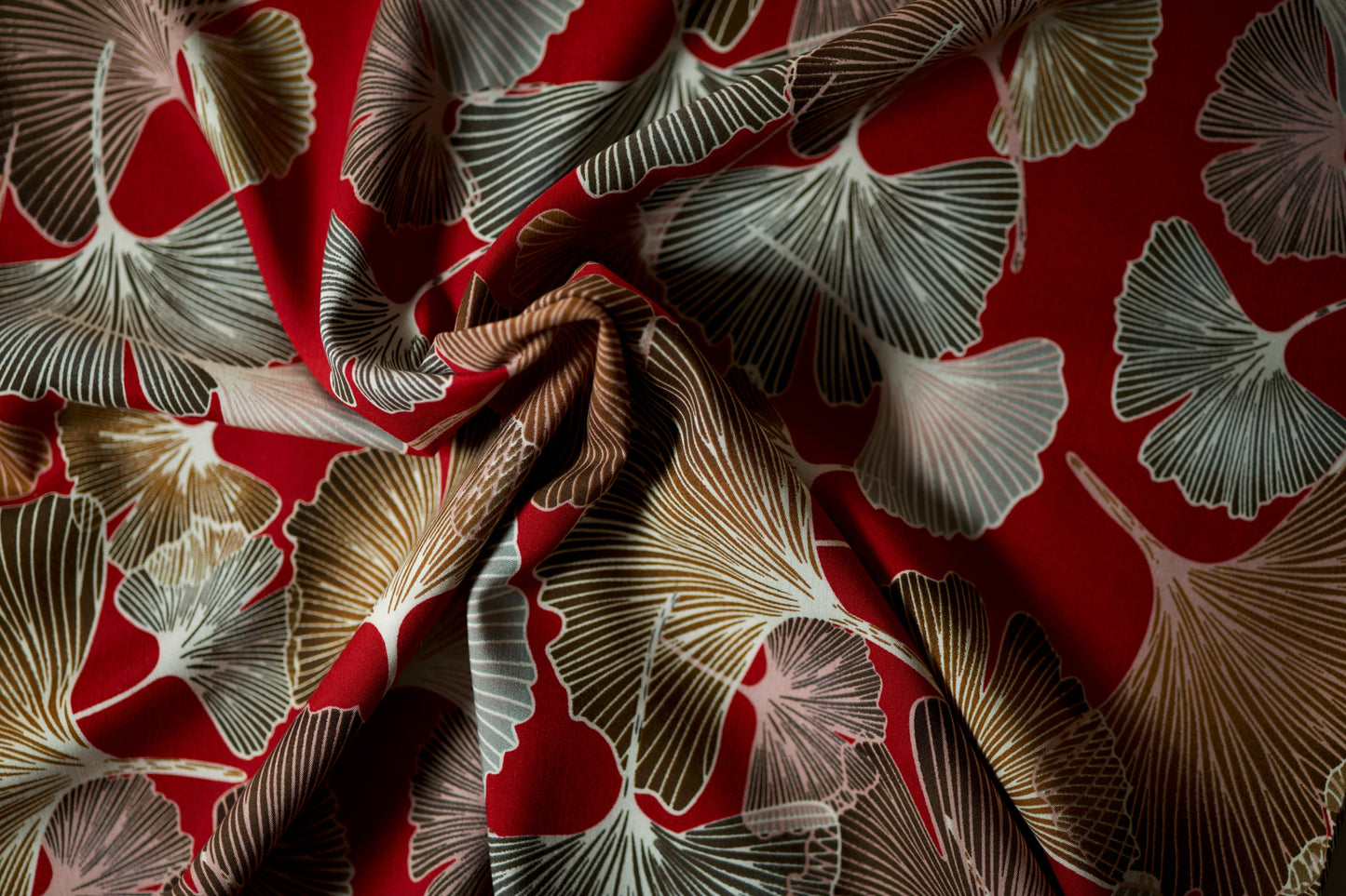 Leichter Viskosestoff mit Ginkgo Muster in Rot – ideal für Sommerkleider