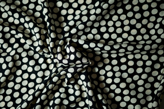 Fließender Stoff mit Punkte in Schwarz (Kreise unregelmäßig) – perfekt für Blusen oder Röcke