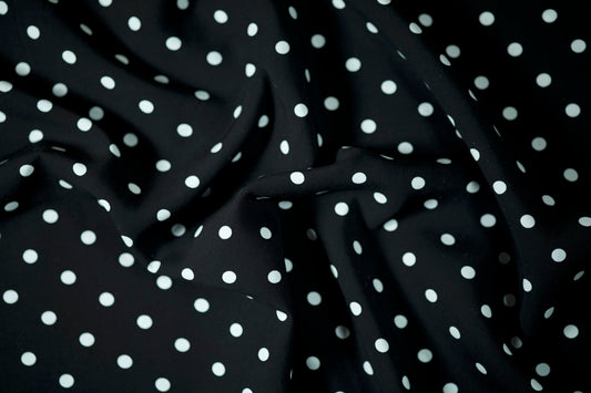 Fließender Stoff mit Punkte in Schwarz (regelmäßig) – perfekt für Blusen oder Röcke