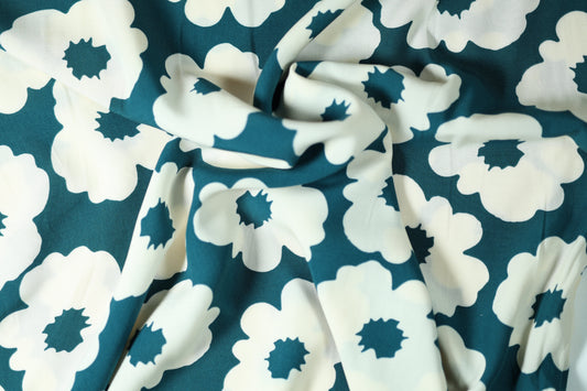 Viskose â Teal Blumen auf WeiĂ â ideal fĂŒr Sommerkleidung, Blusen und Accessoires