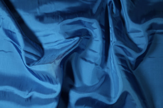 Leichter Futtertaft in Himmelblau