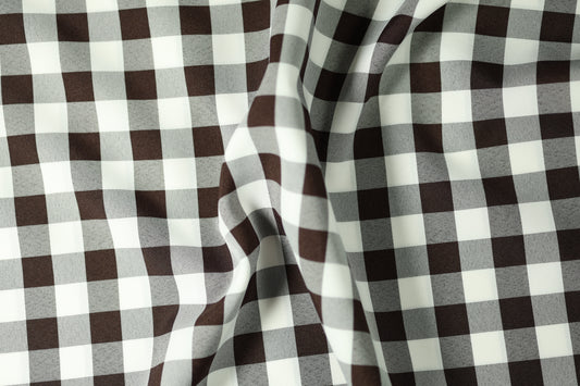 Detailaufnahme vom Polyester Krierte Stoff in Kohle und Weiß – leichter Faltenwurf