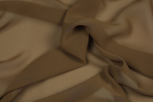 Detailaufnahme von Chiffonstoff in Karamell – halbtransparent und edel fallend