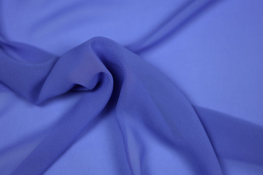 Detailaufnahme von Chiffonstoff in Lavendelblau – halbtransparent und edel fallend