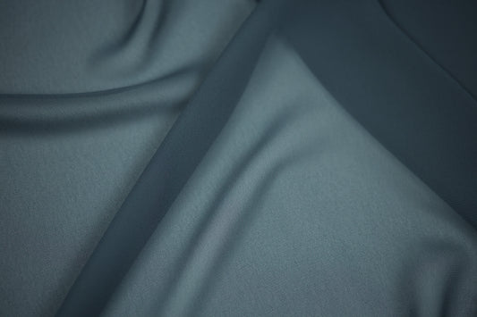 Detailaufnahme von Chiffonstoff in Dunkelpetrol – leicht transparent und edel fallend