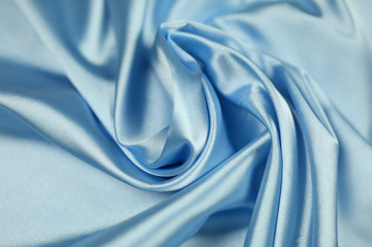 Satin Stoff in Himmelblau glänzend – zarter Stoff für Kleidung, Dekoration oder DIY-Projekte