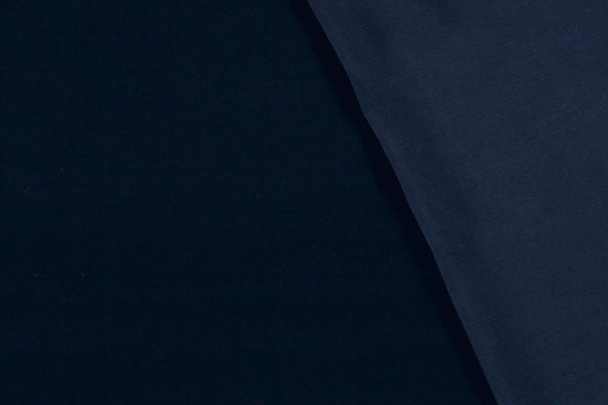Marineblauer Viskosestoff mit leicht glänzender Oberfläche
