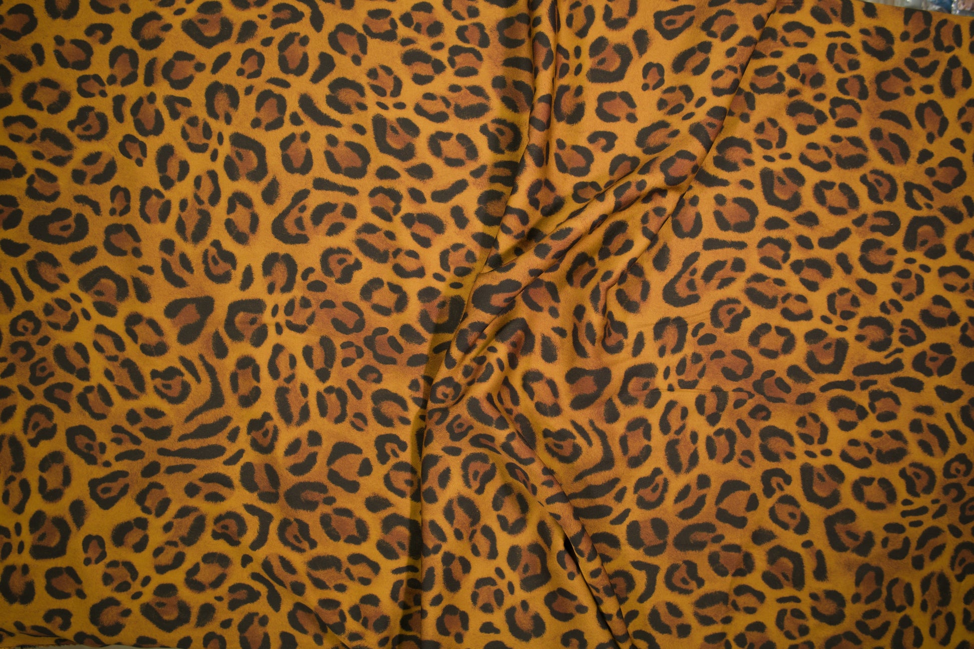 Satin Viskose mit klassischem Leopardenmuster in Senfgelb und Braun 140 cm breit Meterware
