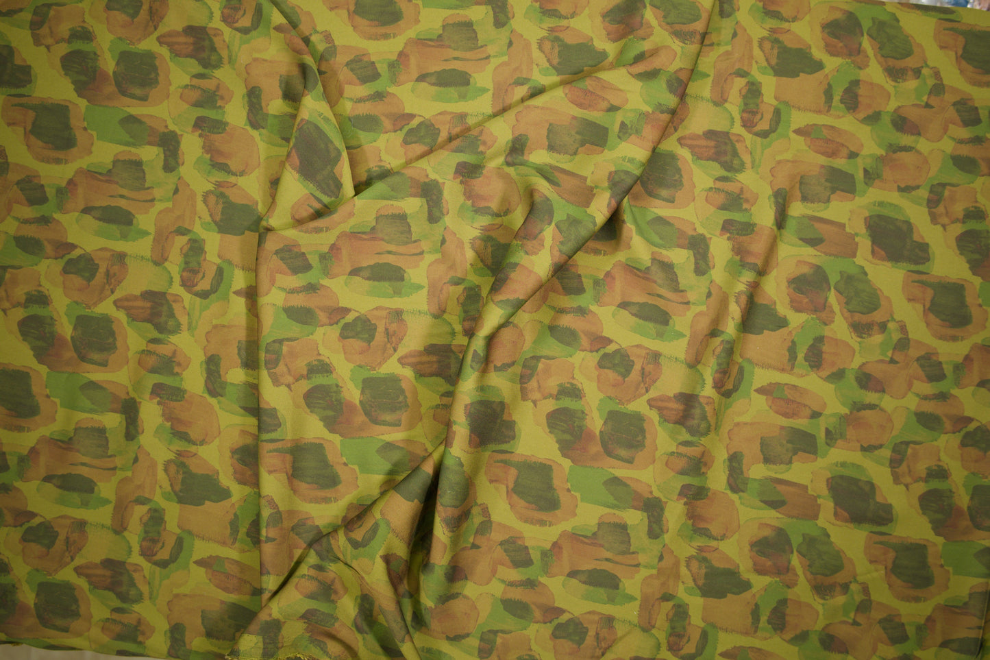 Satin Viskose mit abstraktem Animalprint in Olivgrün und Braun