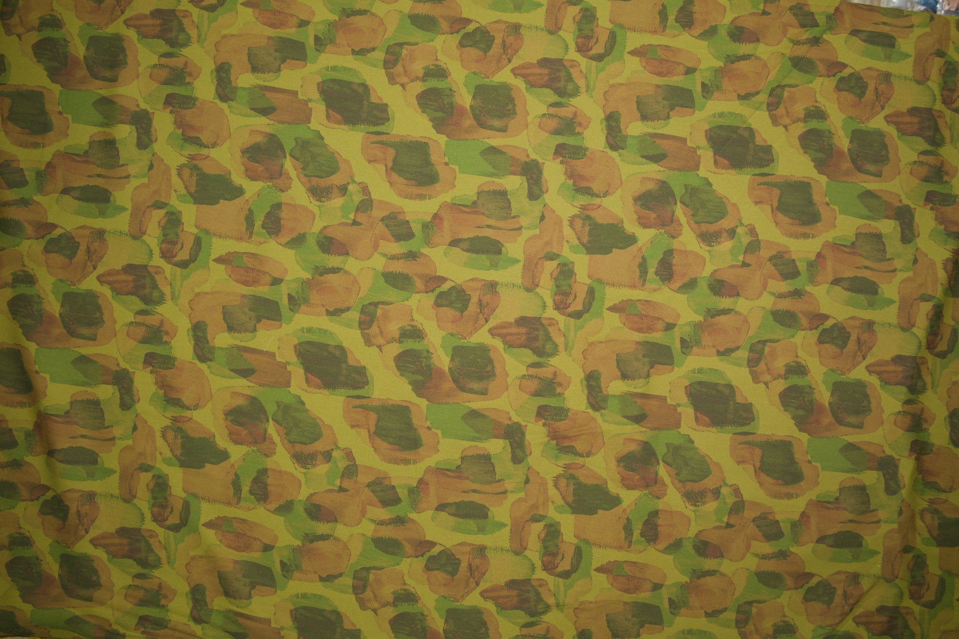 Satin Viskose mit abstraktem Animalprint in Olivgrün und Braun Detailaufnahme der Stoffstruktur