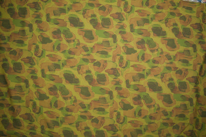 Satin Viskose mit abstraktem Animalprint in Olivgrün und Braun Detailaufnahme der Stoffstruktur