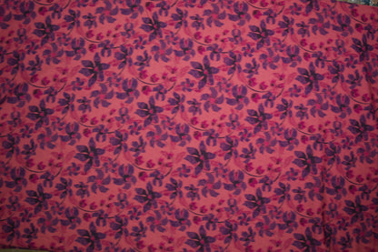 Satin Viskose Stoff mit floralem Muster in Rosa und Lila