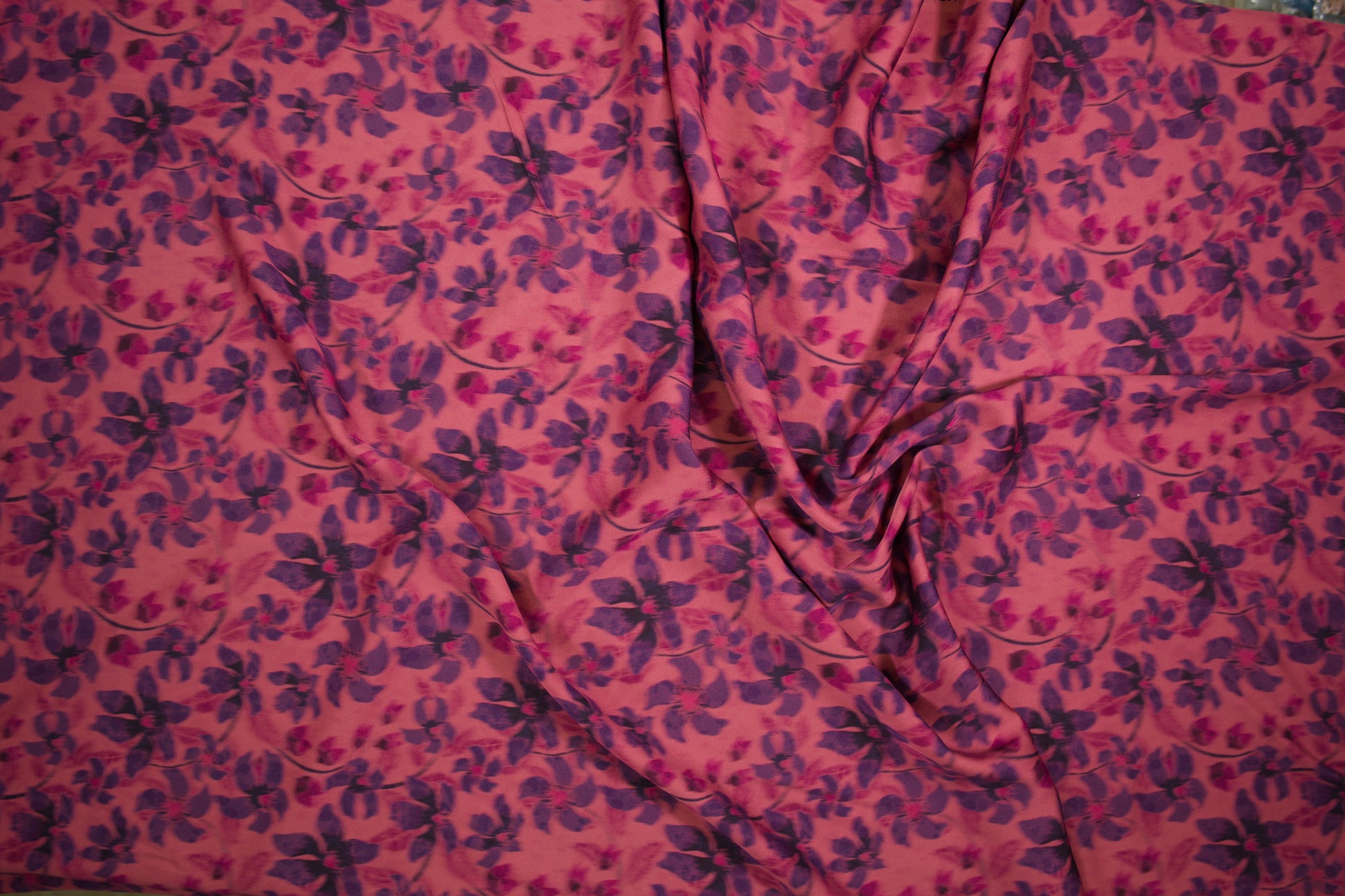 Satin Viskose mit floralem Muster in Rosa und Lila Detailaufnahme der Stoffstruktur