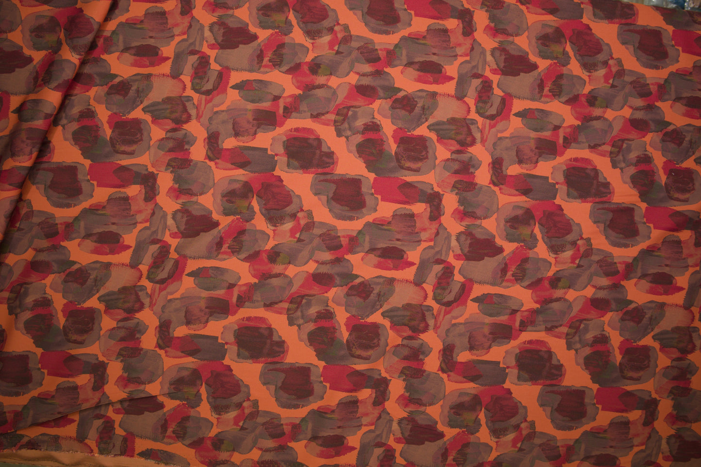 Satin Viskose mit abstraktem Animalprint in Orange und Rot