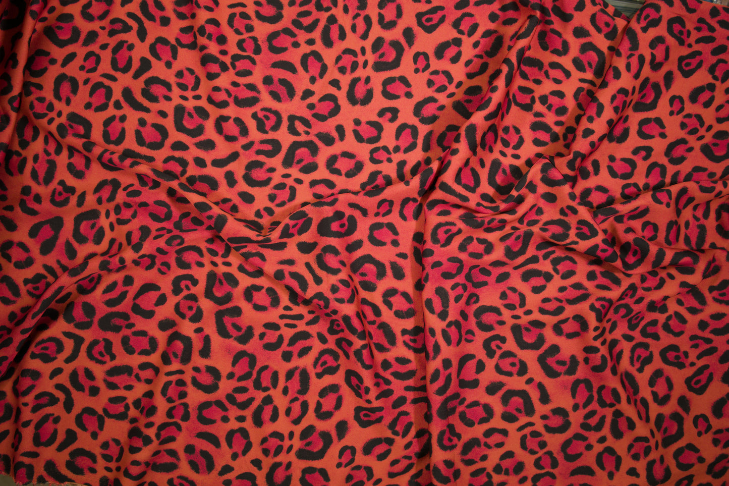 Satin Viskose Stoff mit Leopardenmuster in Neon-Orange und Pink
