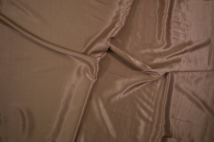 Weich fallender karamellfarbener Viskose-Satin für elegante Kleidung - Nahaufnahme der Materialqualität 140cm