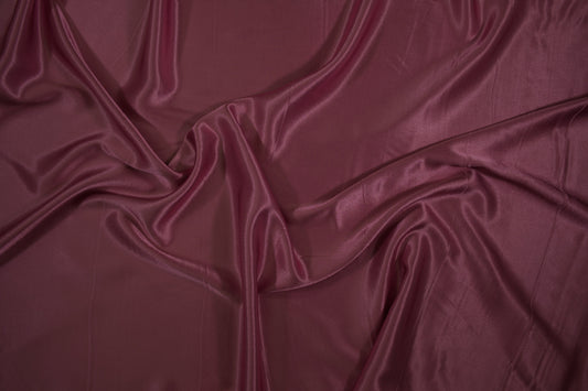Weich fallender Satin-Viskosestoff in Bordeauxrot mit elegantem Glanz