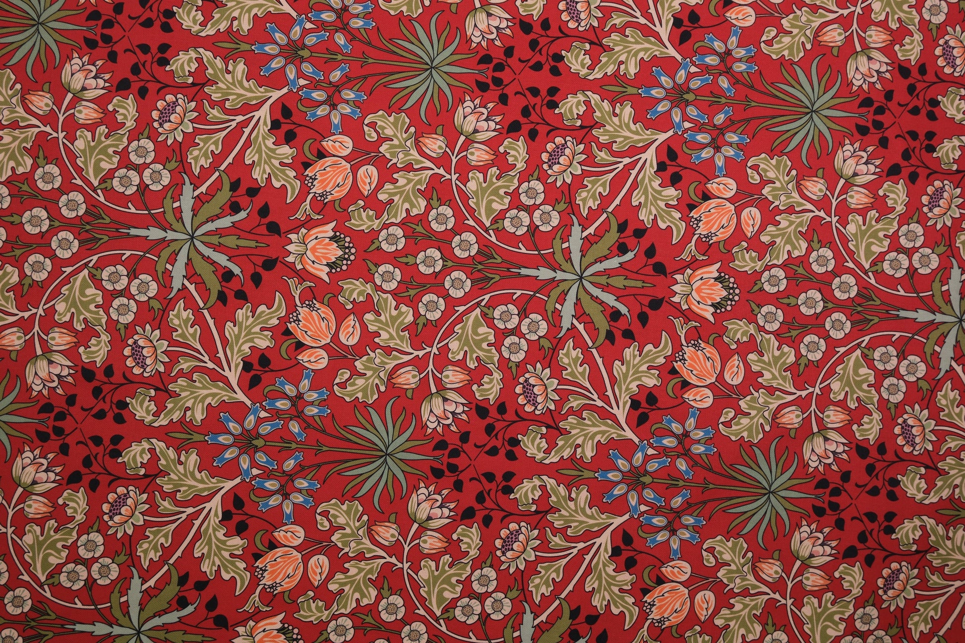 Baumwollstoff Rot mit dekorativem Muster – perfekt für Dekoration & Mode