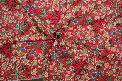 Hochwertiger Ornament-Baumwollstoff in kräftigem Rot – detailreiches Muster