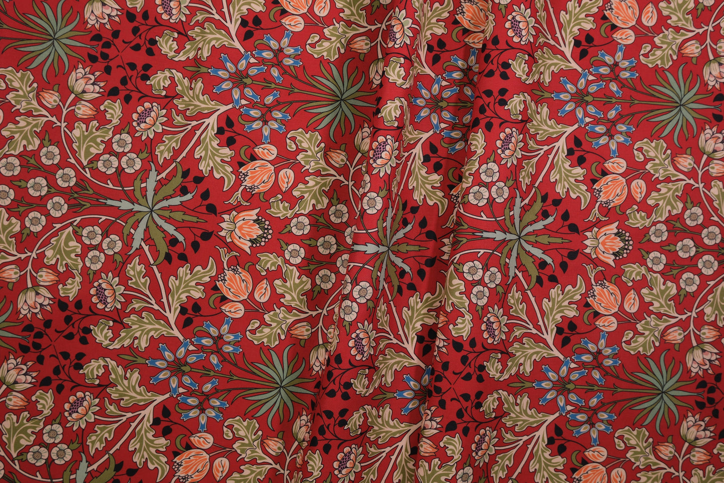 Detailansicht Ornament-Blumenstoff Rot – ideal für kreative Projekte