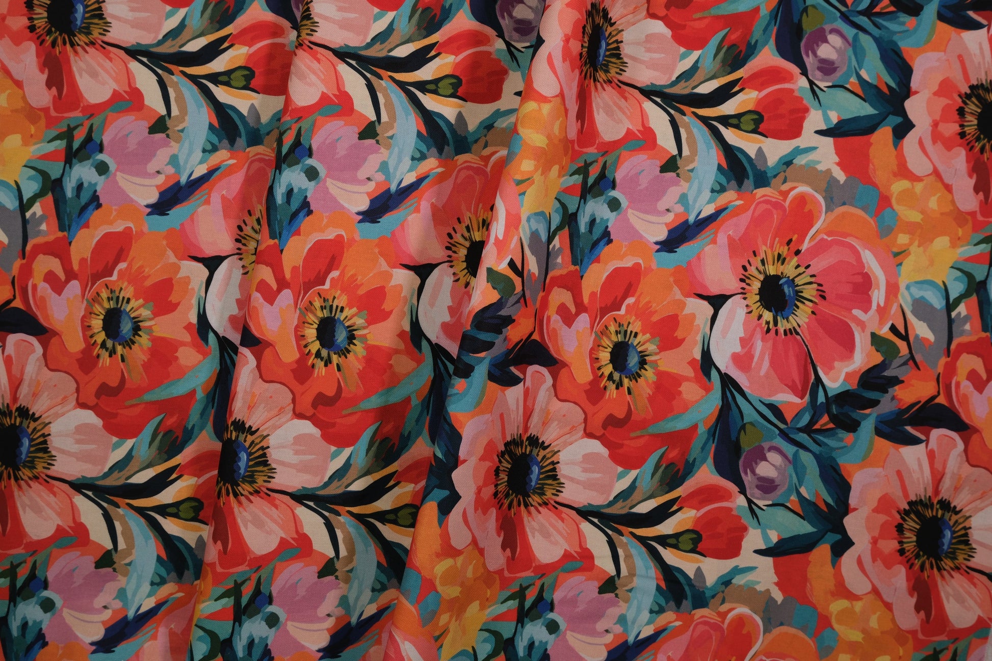 Farbstarker Baumwollstoff mit großflächigen Blumen in Pink und Orange