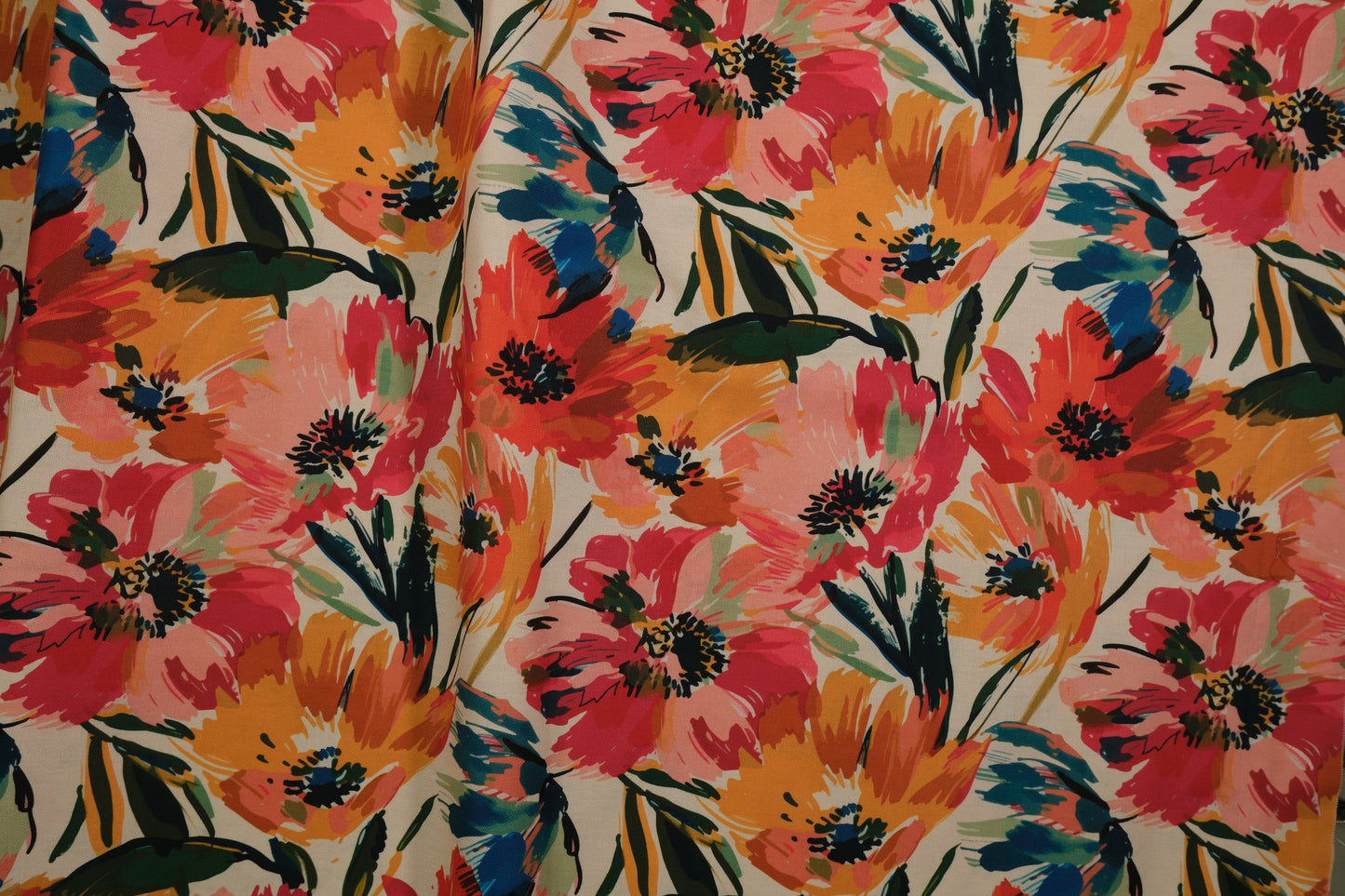 Detailansicht bunter Baumwollstoff mit floralem Aquarell-Druck