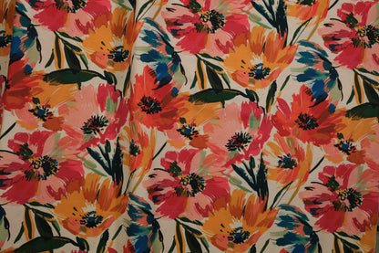 Detailansicht bunter Baumwollstoff mit floralem Aquarell-Druck