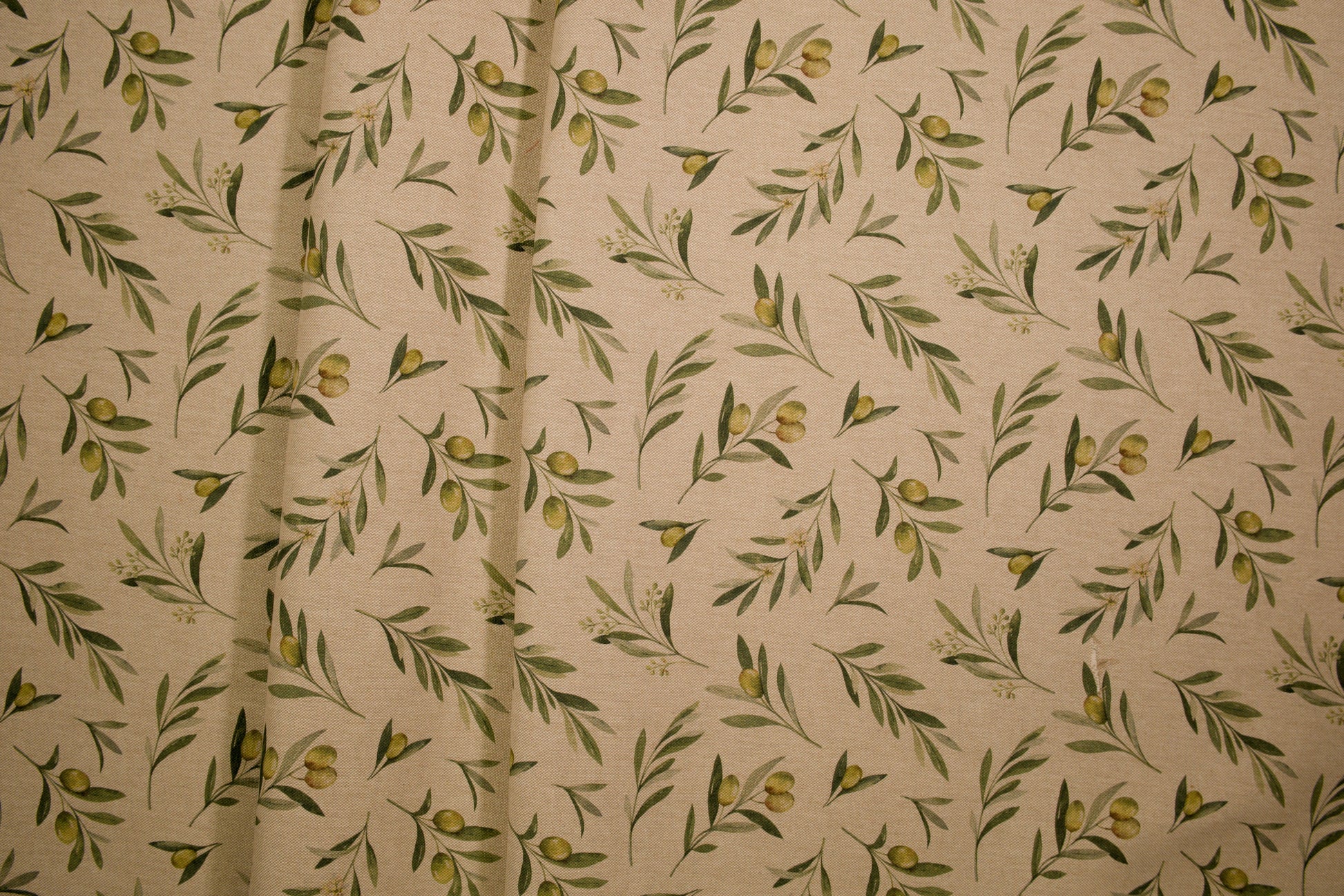 Baumwollmischgewebe mit Olivenzweigen auf naturfarbenem Grund