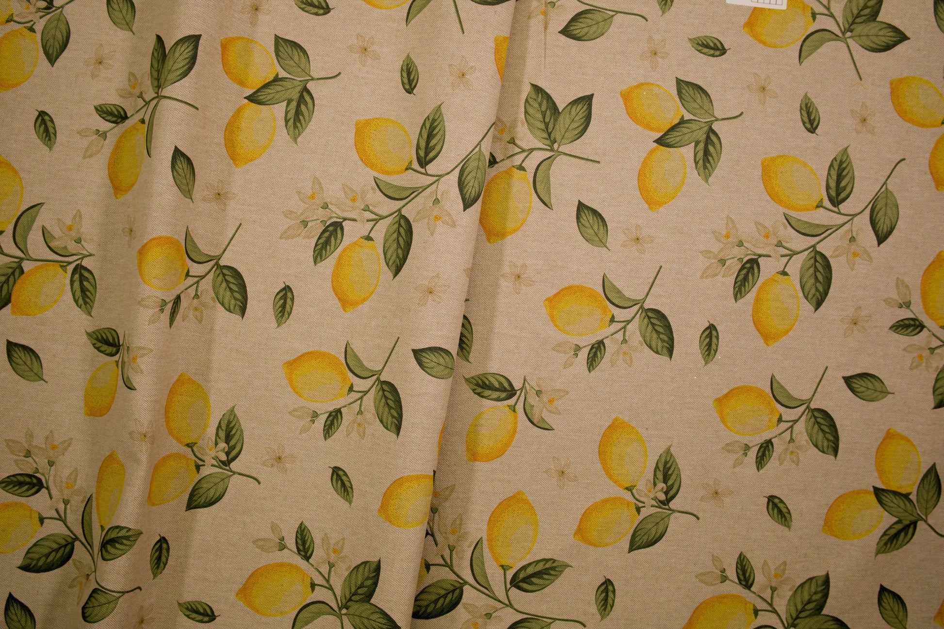 Baumwollmischstoff mit Zitronenmotiv auf naturfarbenem Grund