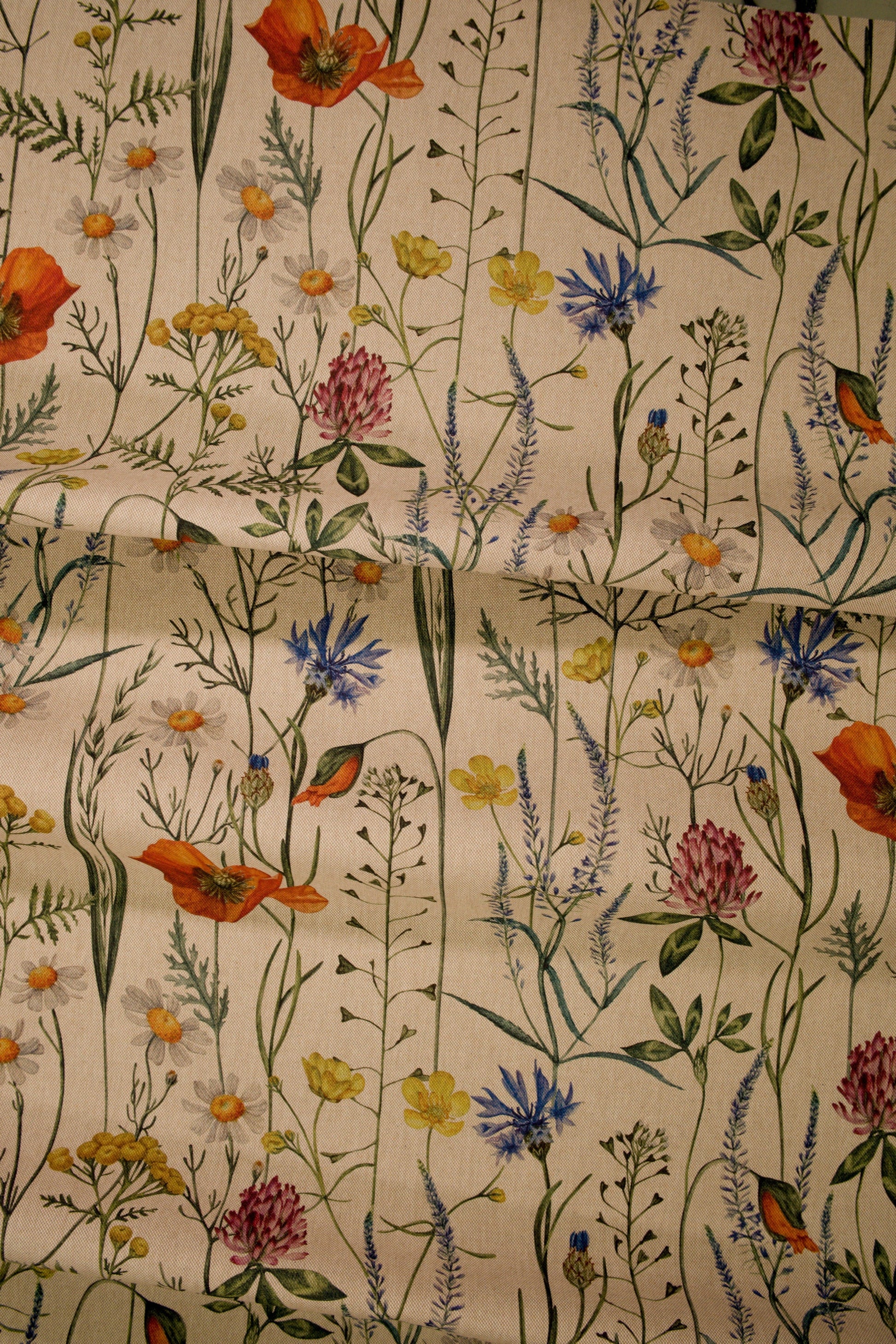 Detailansicht Wiesenblumenmotiv auf Baumwollmischung