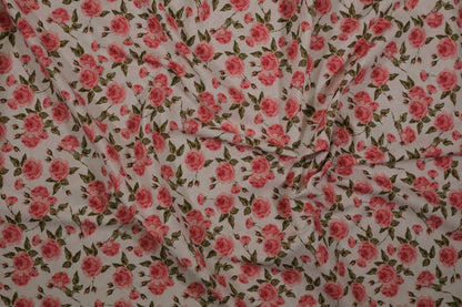 Zarter Baumwollstoff mit rosa Rosen und grünen Blättern – ideal für Kleider und Deko