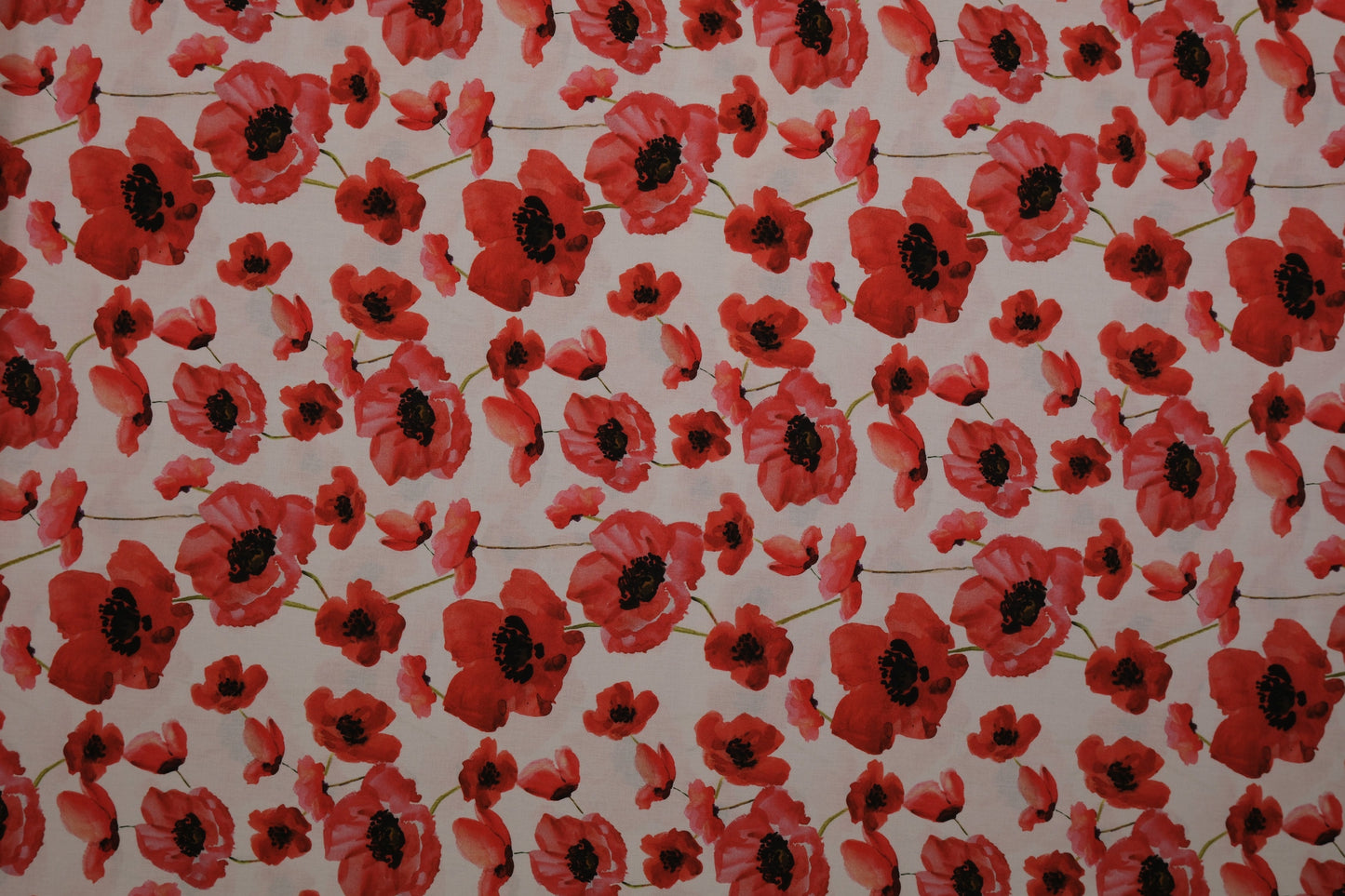 Detailansicht Baumwollstoff Rote Mohnblumen – sommerlicher Webstoff 140 cm breit