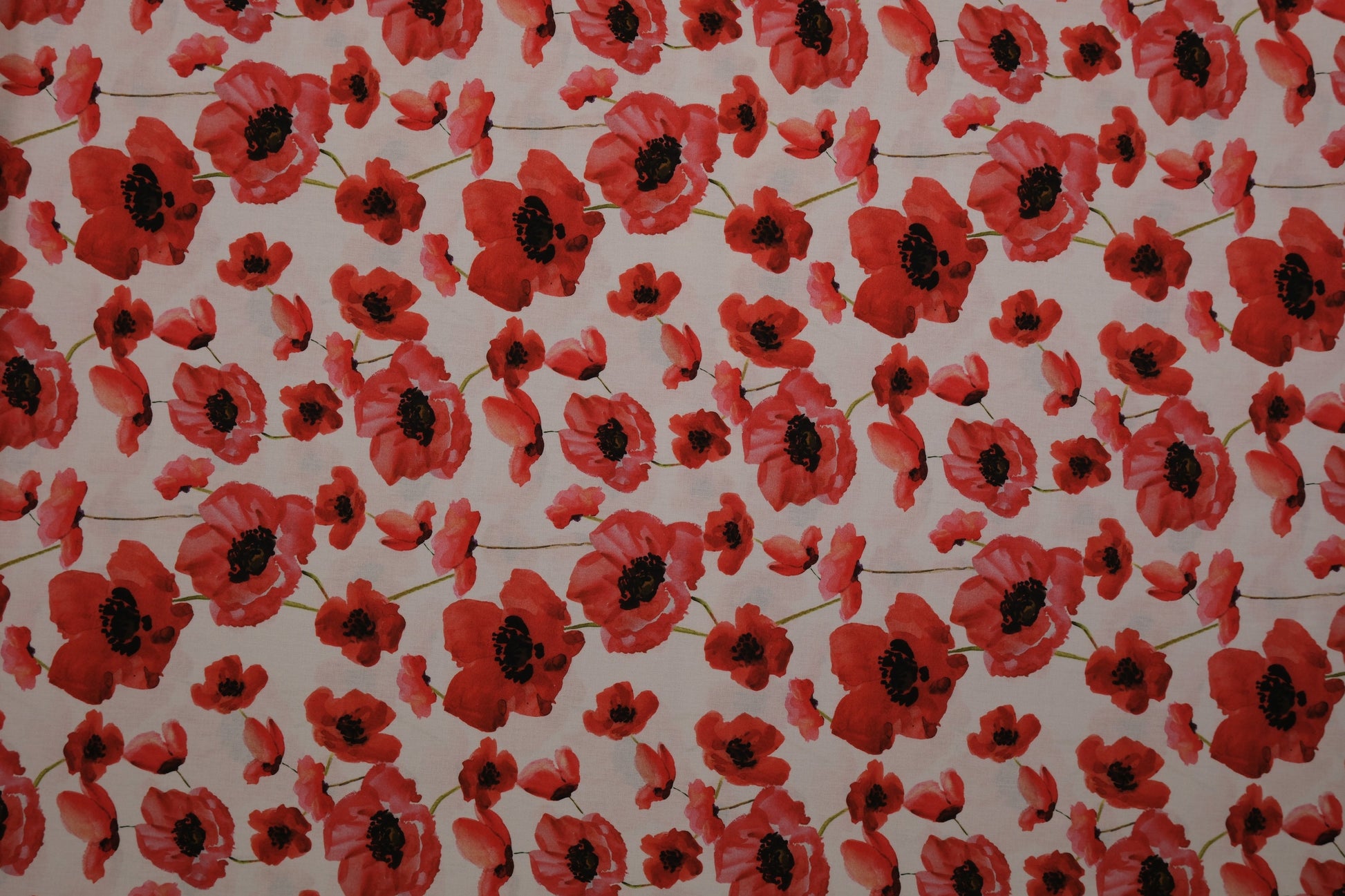 Detailansicht Baumwollstoff Rote Mohnblumen – sommerlicher Webstoff 140 cm breit