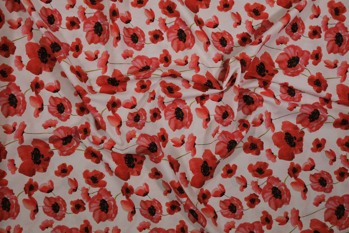 Floraler Baumwollstoff mit roten Mohnblumen auf hellem Hintergrund – ideal für Sommerkleider