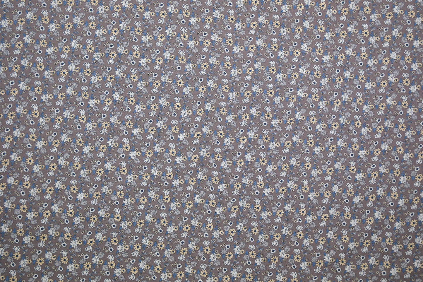 Baumwollstoff Blumen Taupe Blau – Nahaufnahme des Musters metrware