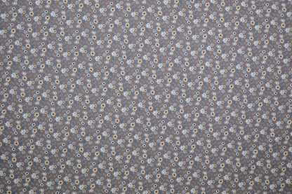 Baumwollstoff Blumen Taupe Blau – Nahaufnahme des Musters metrware