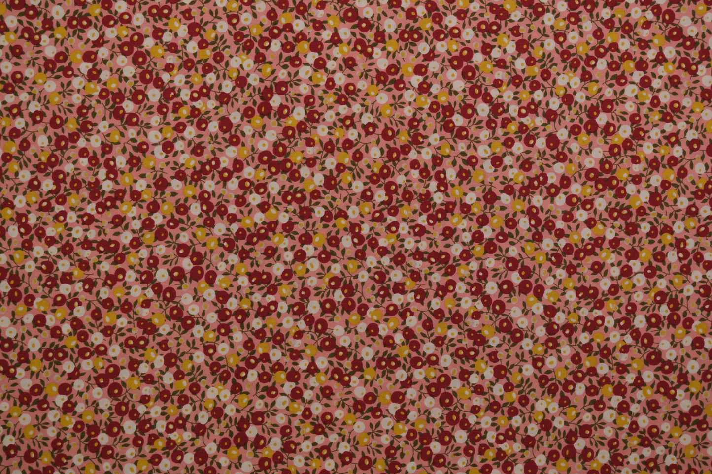 Baumwollstoff Ditsy-Blumen Pink Rot – Nahaufnahme des Musters metrware