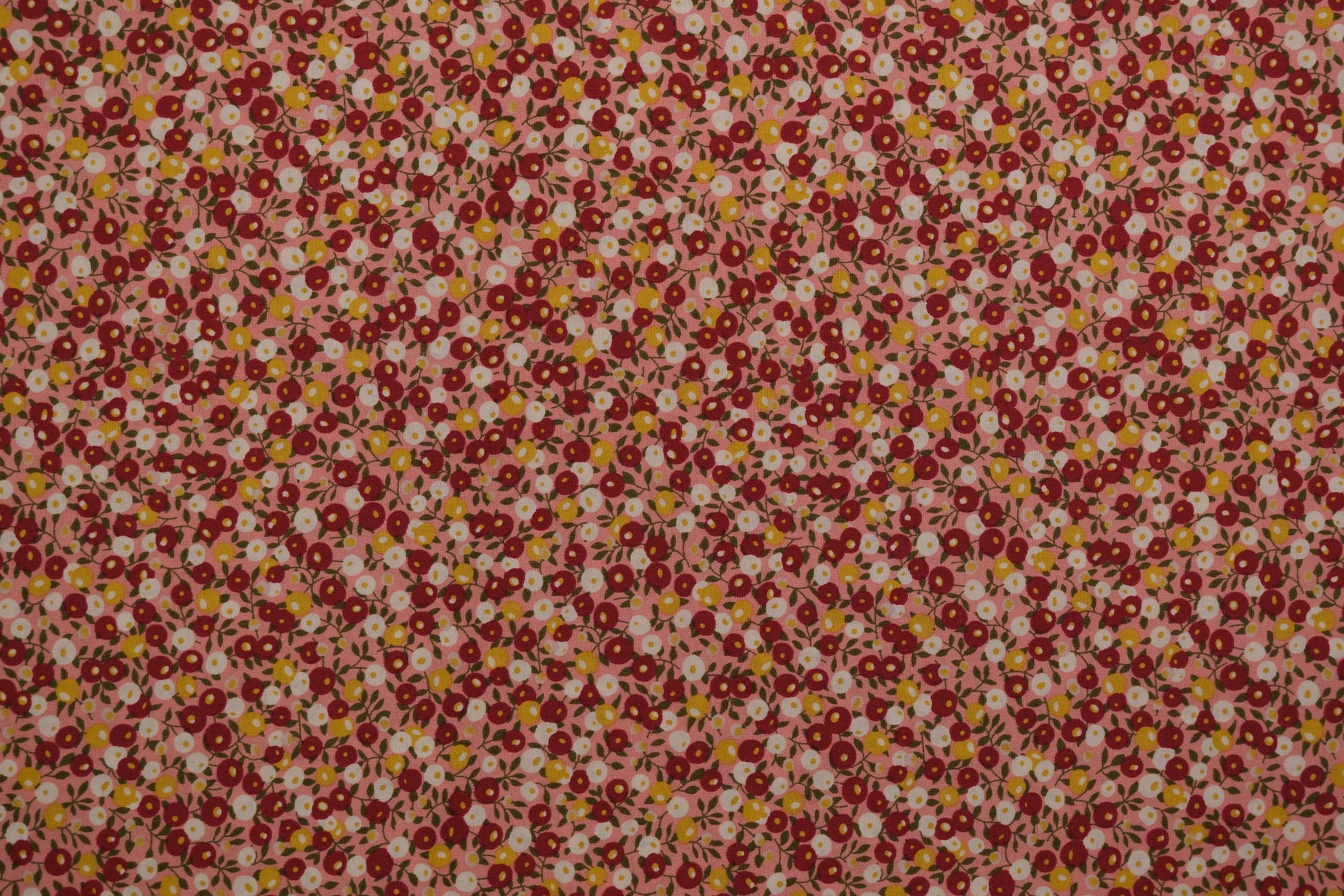 Baumwollstoff Ditsy-Blumen Pink Rot – Nahaufnahme des Musters metrware