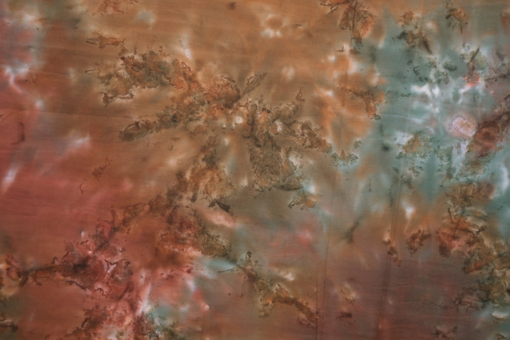 Batikstoff Erde Natur – künstlerischer Baumwollstoff in warmen Naturtönen