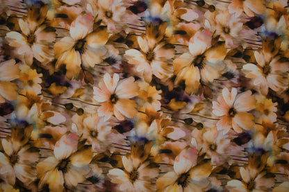 Weich fallender Viskosestoff mit warmen Aquarellblumen Detailansicht der Stoffstruktur