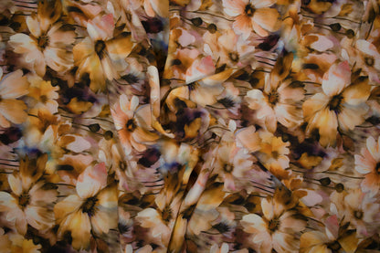 Weich fallender Viskosestoff mit warmen Aquarellblumen